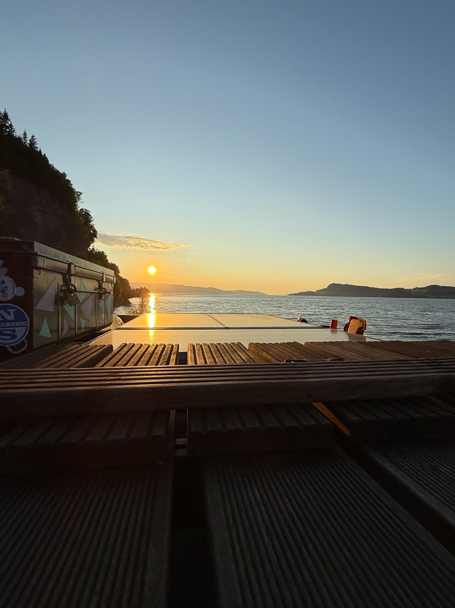 Campervan in der Natur bei Sonnenuntergang